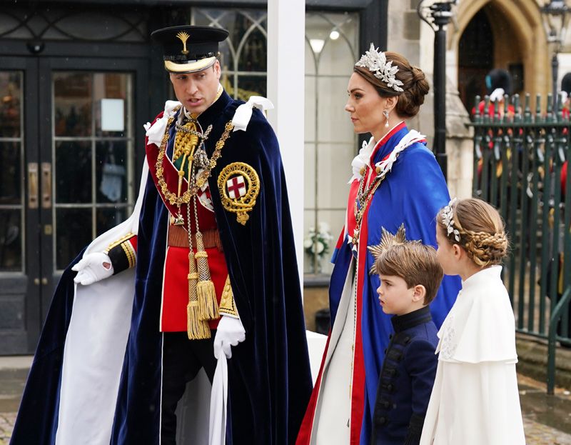 Los príncipes de Gales y sus hijos en la coronacion de Carlos III