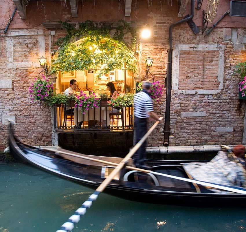 Góndola frente a un restaurante en Venecia