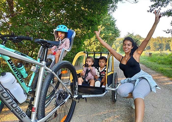 Georgina Rodríguez y su curiosa idea para llevar en bici a la vez a sus tres hijos pequeños