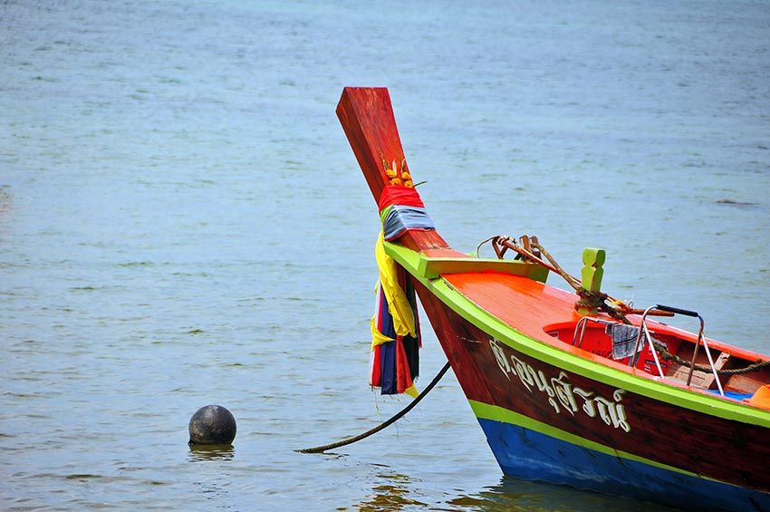 Barcas tradicionales en la playa de Rawai, Tailandia