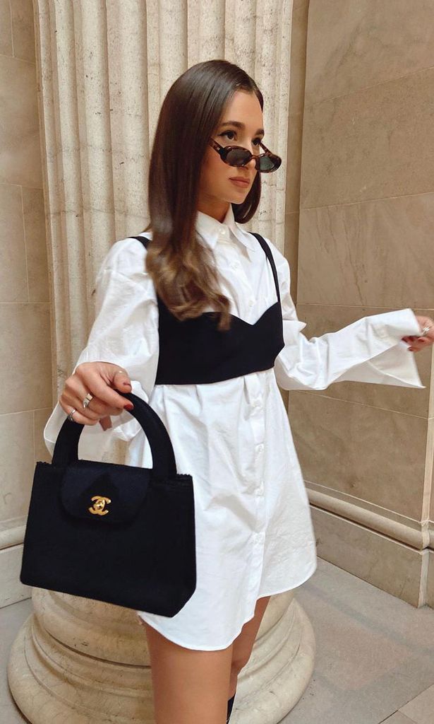 danielle bernstein con camisa oversized blanca