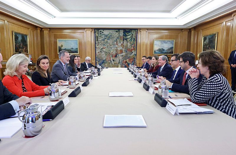 Los Reyes Felipe y Letizia en una reunión en el Palacio de la Zarzuela