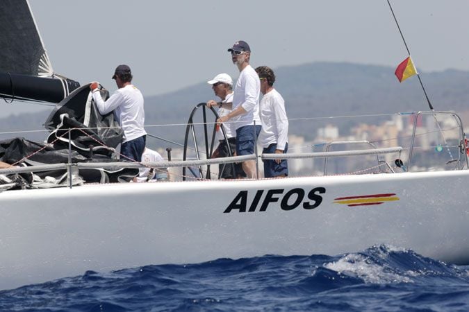 La Copa del Rey de Vela -en la que compiten del 1 al 8 de agosto más de 120 equipos de 23 nacionalidades distintas- don Felipe la disputa al mando del Corel 45 Aifos (Sofía al revés), el mismo barco que patroneó hace casi dos décadas. Y, como hasta ahora ha sido costumbre, probablemente presida también en esta 34ª edición de la competición de vela la entrega de los trofeos
