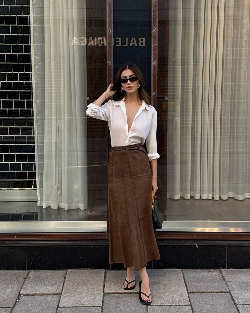 Influencer with shirt and suede skirt