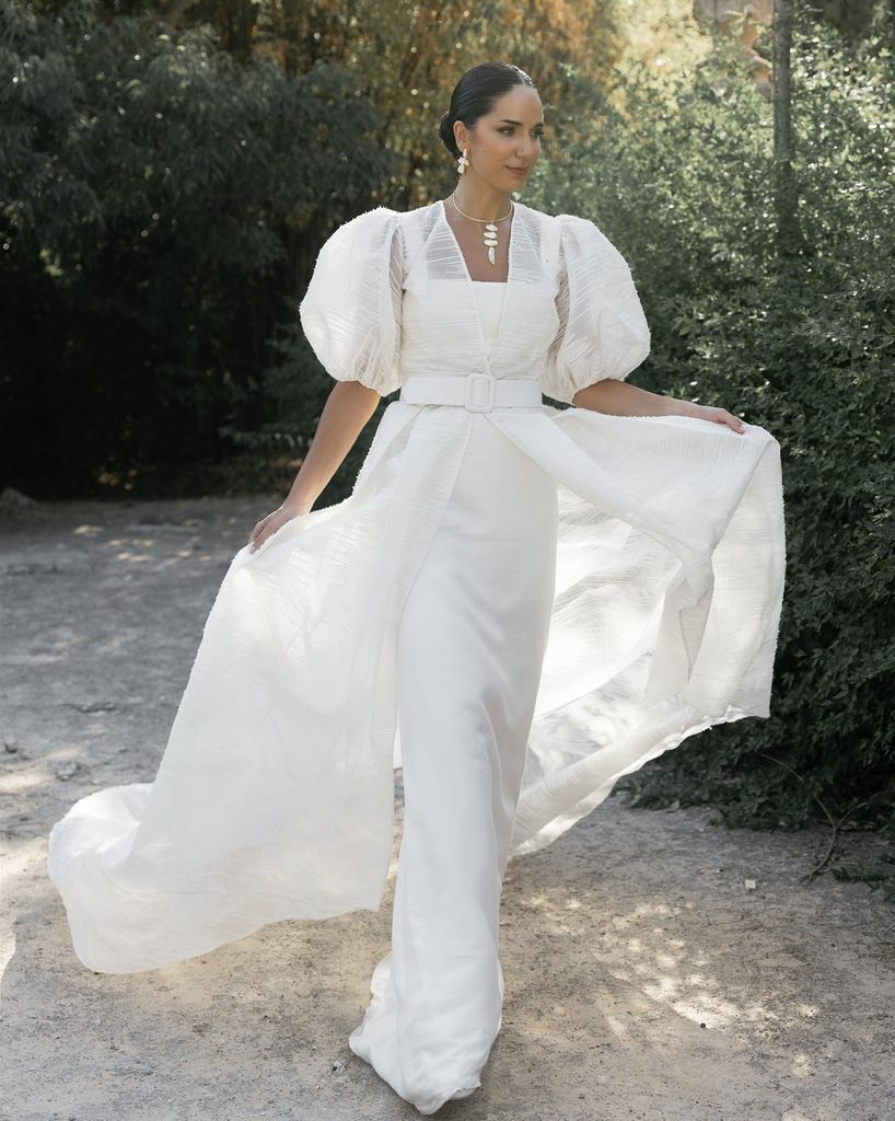 Vestido de novia con cinturón con mangas abullonadas