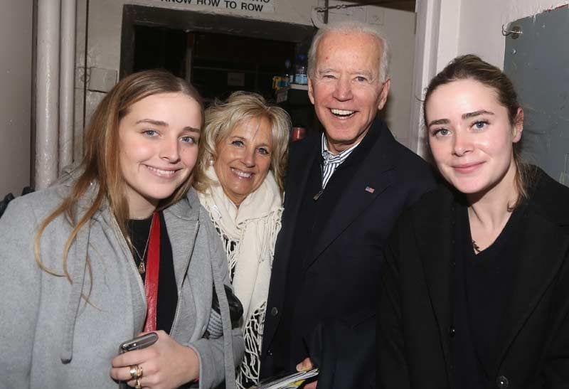 Joe Biden con sus nietas Finnegan y Naomi