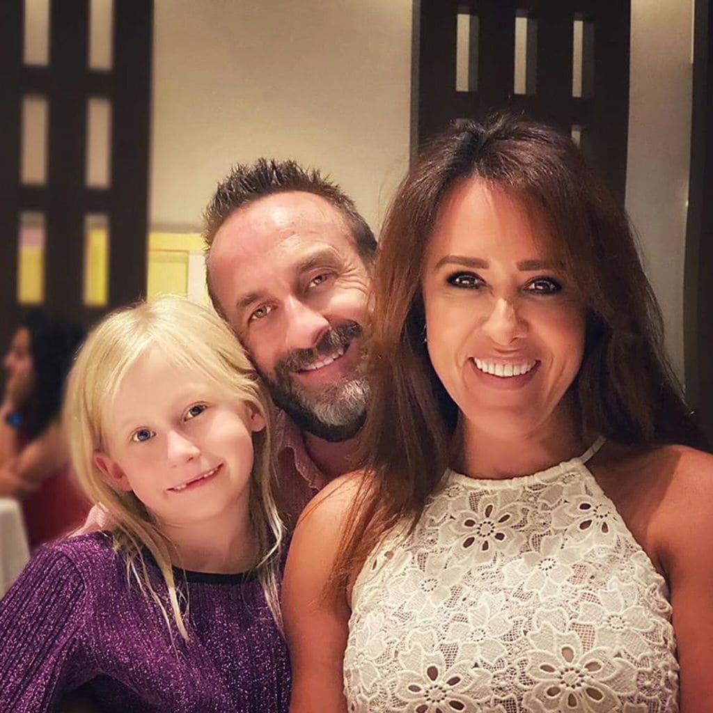 Tanya Charry y su novio con su hija