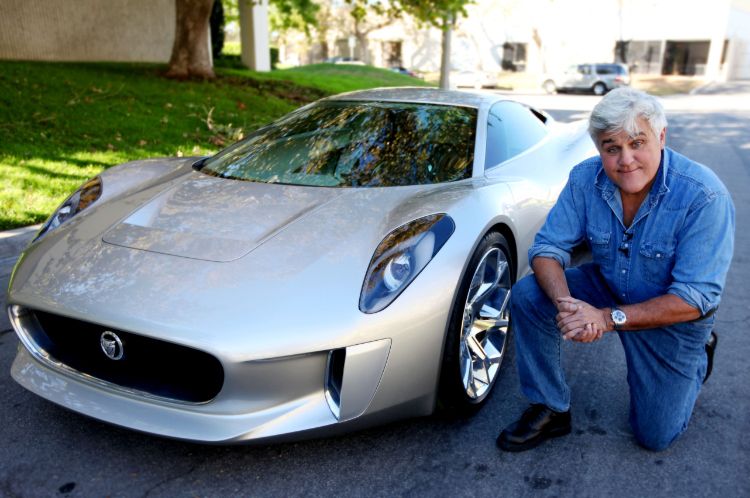 Jay Leno junto a uno de sus coche, un Jaguar C-X75
