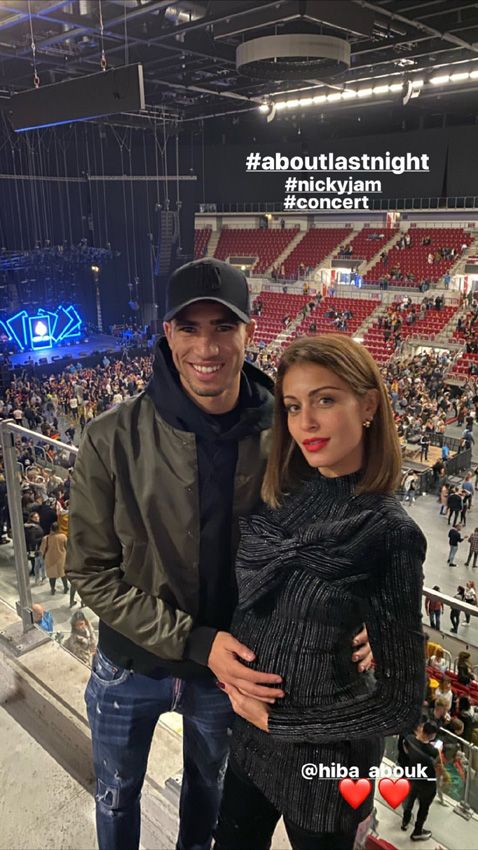 Hiba Abouk, una premamá de concierto con su chico