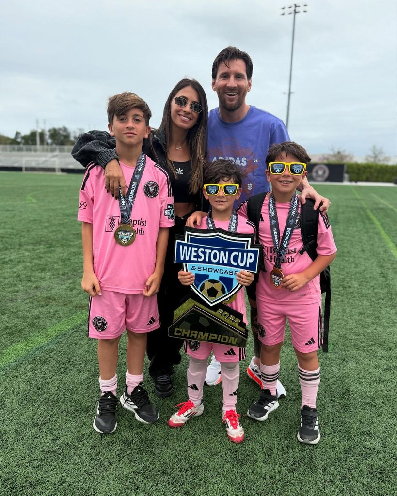 Antonela Roccuzzo y Leo Messi celebran el triunfo de sus hijos en un torneo de fútbol