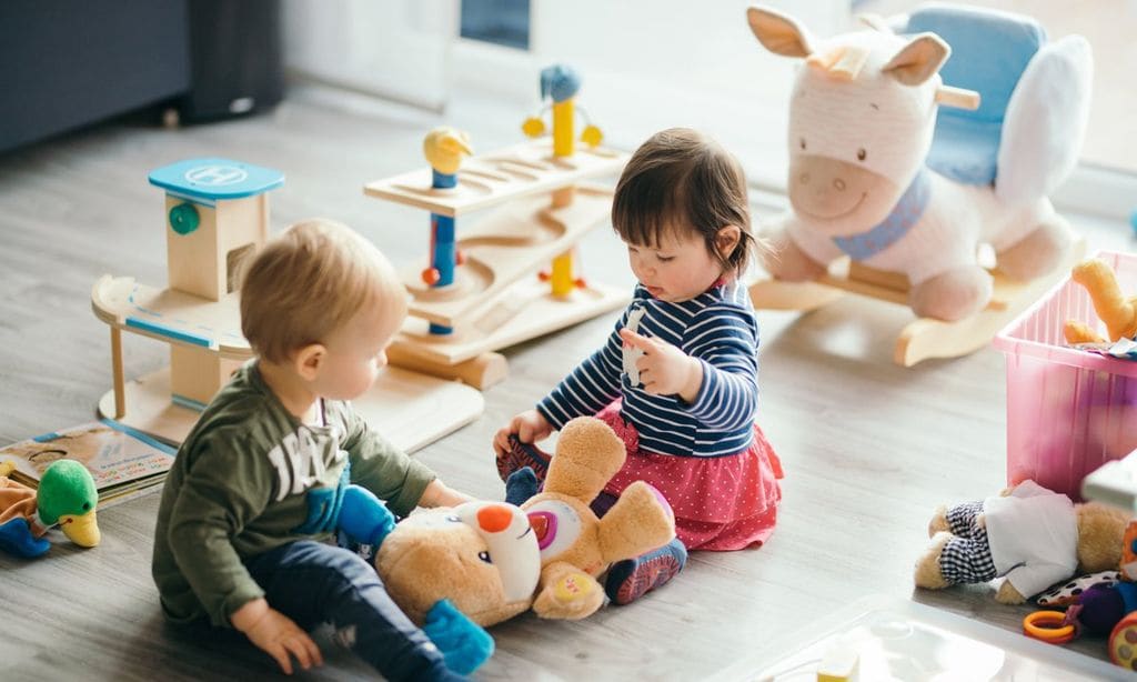 ni os peque os jugando juntos con un oso