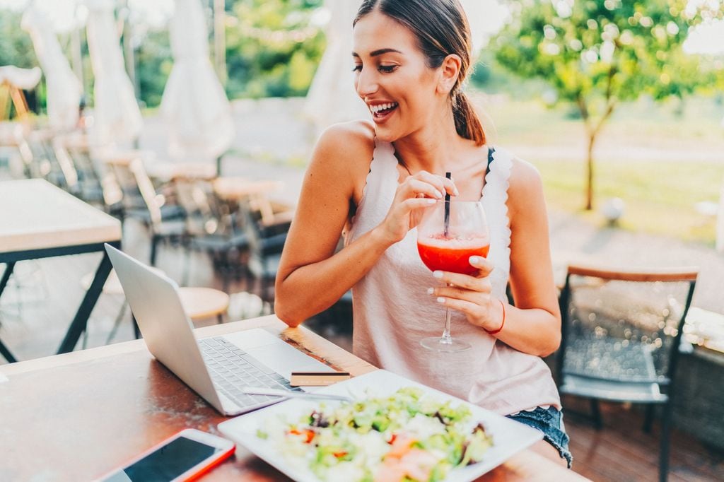 Mujer trabajando en una terraza en verano