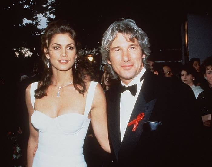 Cindy Crawford con un vestido blanco junto a Richard Gere