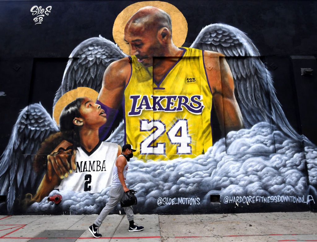 Mural en homenaje por el primer aniversario de la muerte de Kobe y Gianna Bryant en Los Ángeles