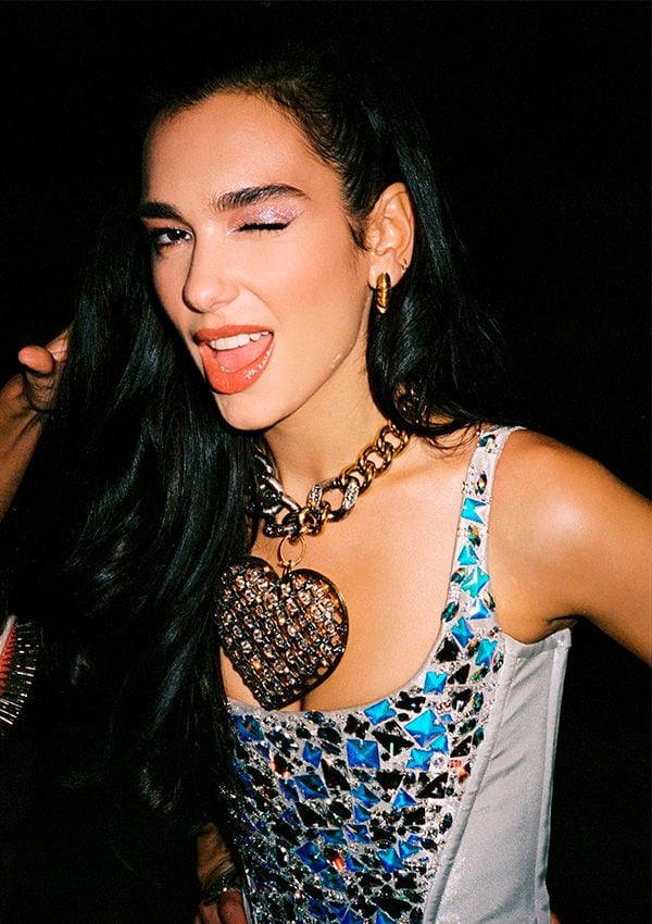 Dua Lipa con corsé de pedrería