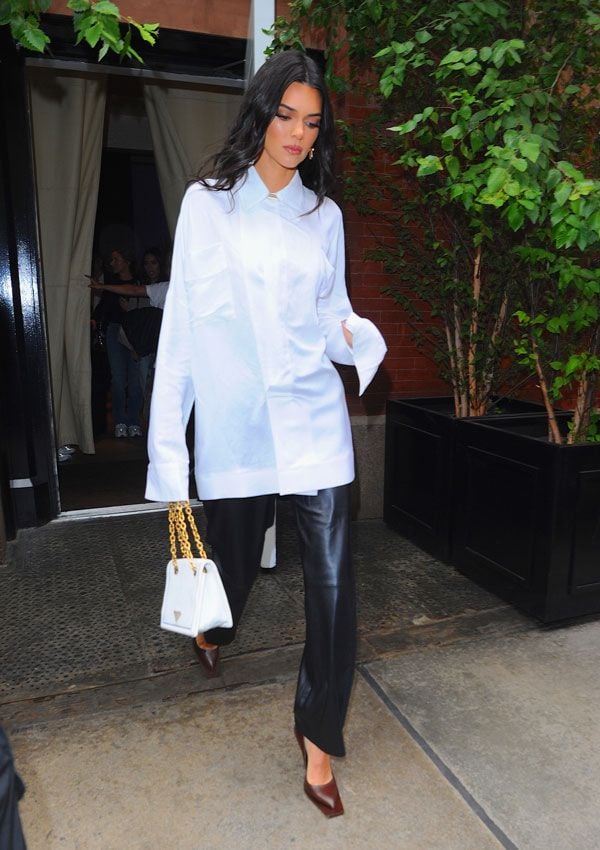 Kendall Jenner con camisa blanca