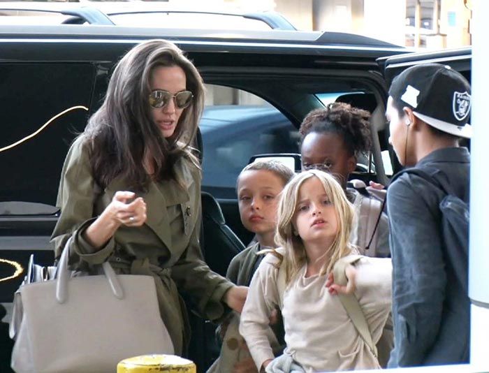 Angelina Jolie con sus hijos