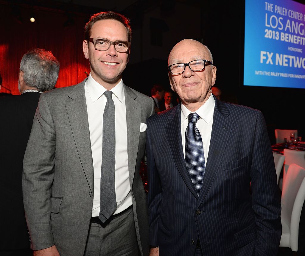 James Murdoch y su padre Rupert Murdoch en una gala benéfica en 2013