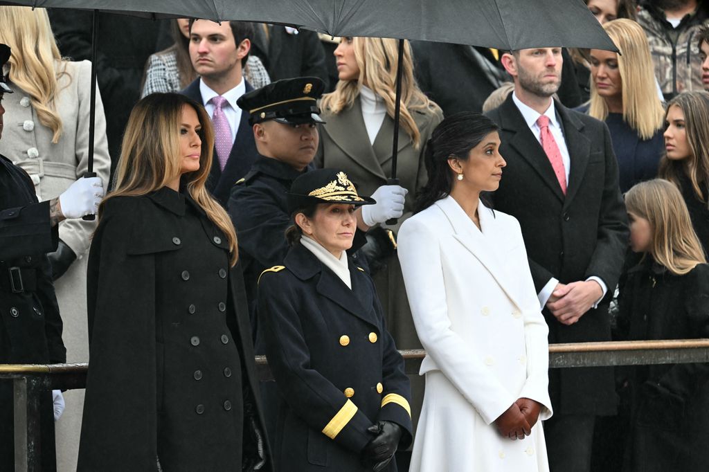 La ex Primera Dama de EE. UU., Melania Trump (I), y Usha Vance (D) llegan para asistir a la ofrenda de coronas realizada por el presidente electo de EE. UU., Donald Trump, y el vicepresidente electo J.D. Vance en la Tumba del Soldado Desconocido en el Cementerio Nacional de Arlington en Arlington, Virginia, el 19 de enero de 2025.