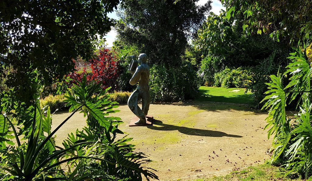 Escultura en un jardín