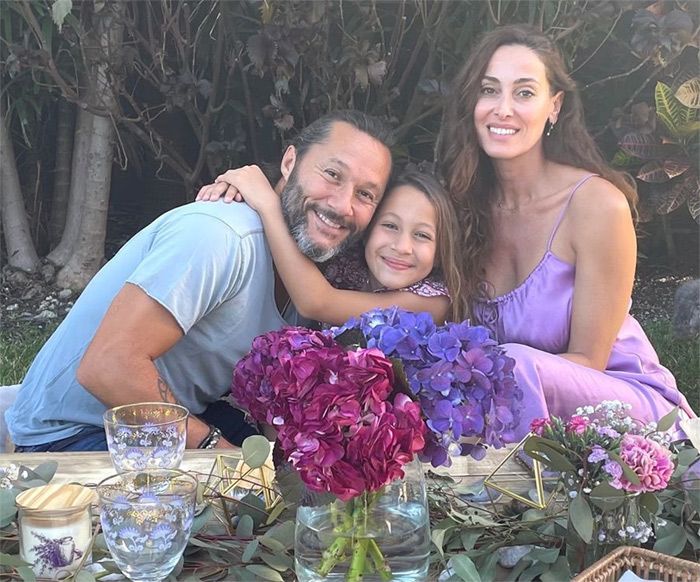 Diego Torres y Debora Bello con su hija