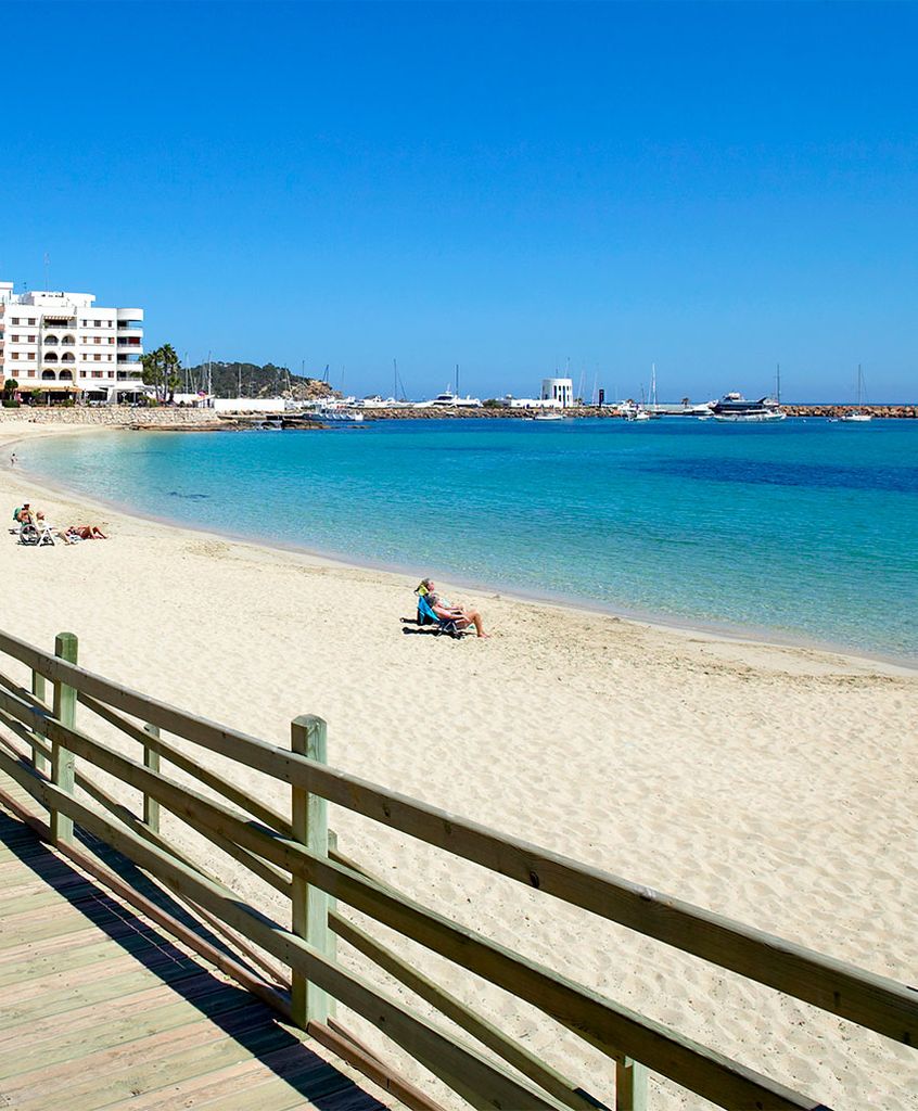 Playa sin humos en Santa Eulalia del Río