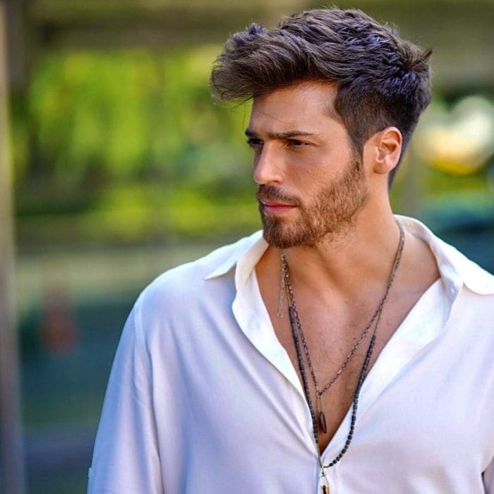 Can Yaman, muy guapo, de nuevo con el pelo corto, en 'El hombre equivocado'