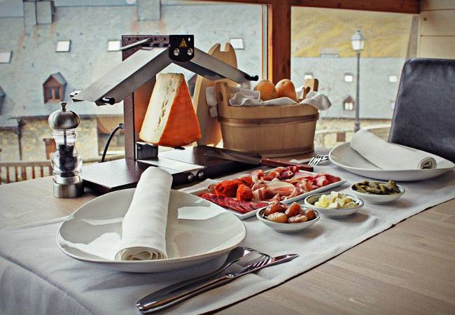 En el nuevo restaurante del hotel La Pleta, ‘La Racletterie’, se pueden degustar los mejor quesos del valle del Valais (Suiza) en forma de raclette.
