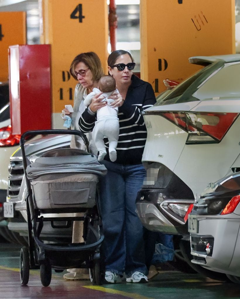 Anabel Pantoja y su madre, Merchi, con la bebé