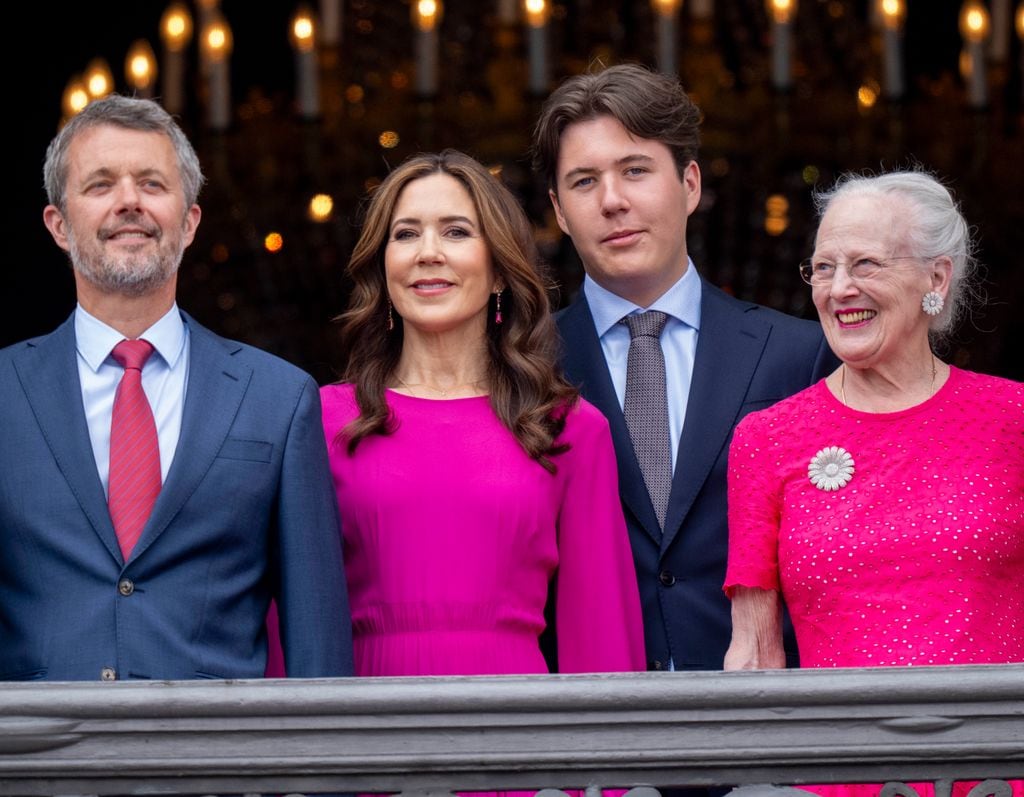 Las tres generaciones de la monarquía danesa: el rey Federico X; su hijo mayor y heredero, el príncipe Christian; y su madre, la reina Margarita, que cedió el trono tras 52 años de reinado. Con ellos la reina Mary, la danesa que nació en Australia para convertirse en uno de los mayores activos de la Corona 