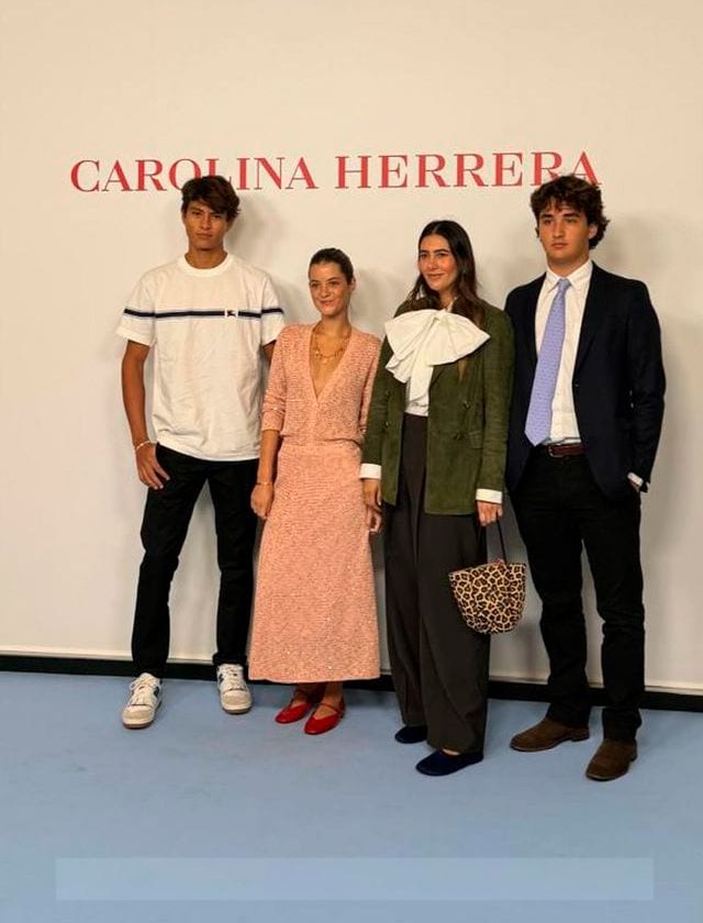 Olimpia Báez Herrera y Karla Cova Villa en el desfile de Carolina Herrera