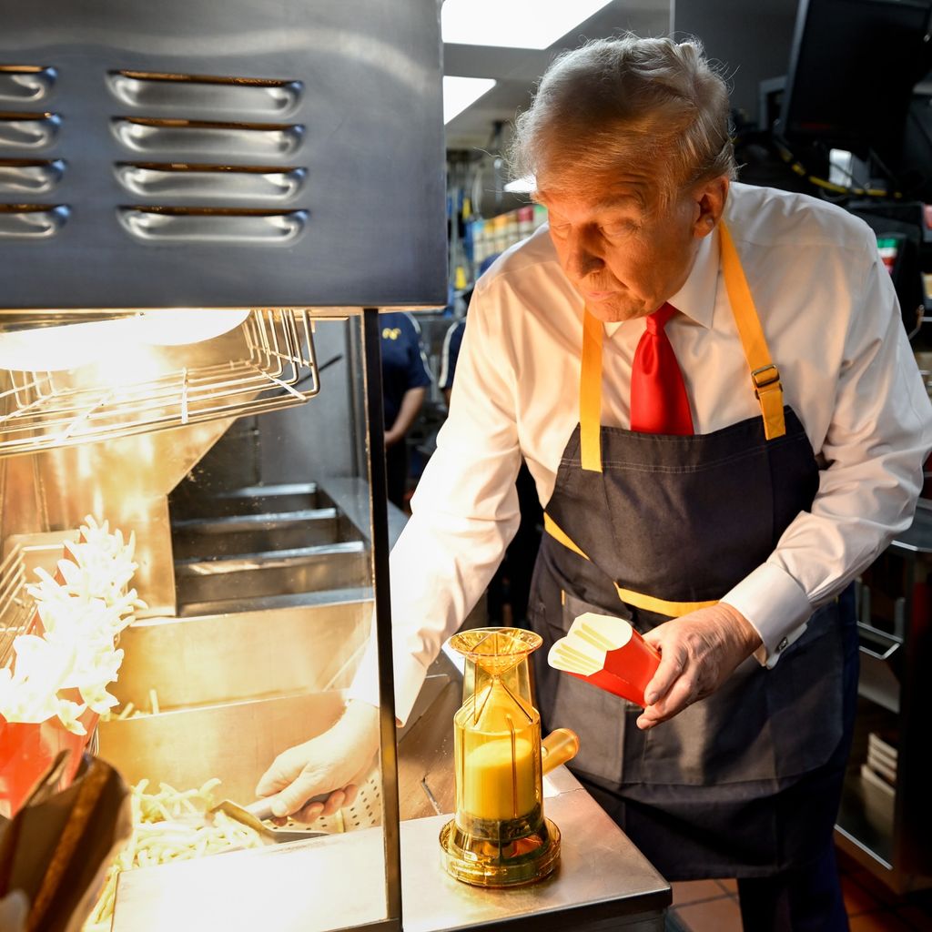 Donald Trump trabajó en la freidora y sirvió papas fritas.