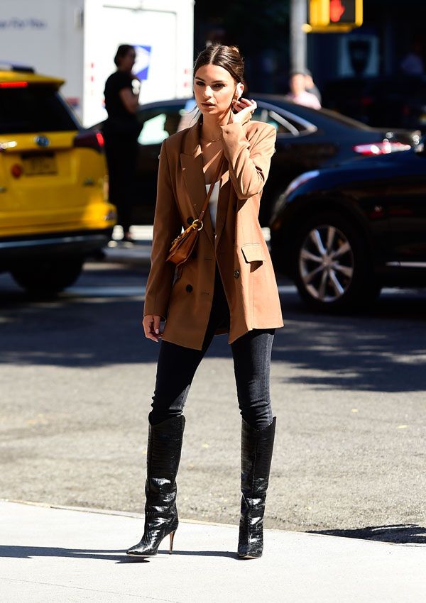 Emily Ratajkowski con botas negras