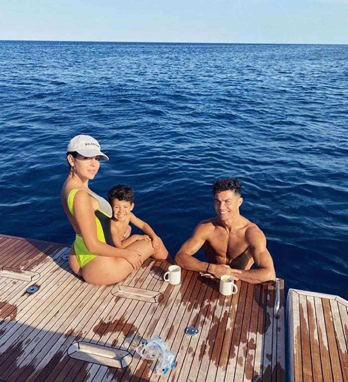 Cristiano Ronaldo y Georgina Rodríguez con Mateo