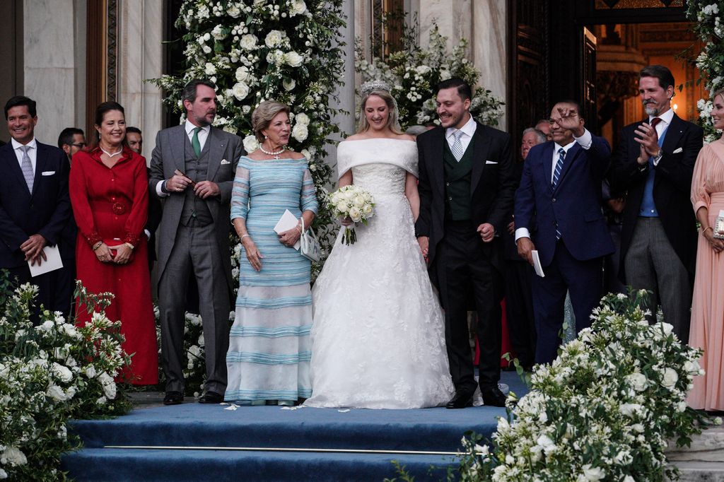 Theodora de Grecia tras su boda en la Catedral de Atenas con su marido y su familia 