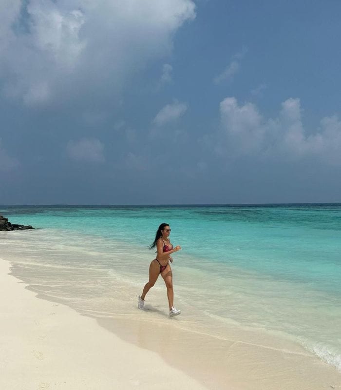 Georgina haciendo deporte en la playa