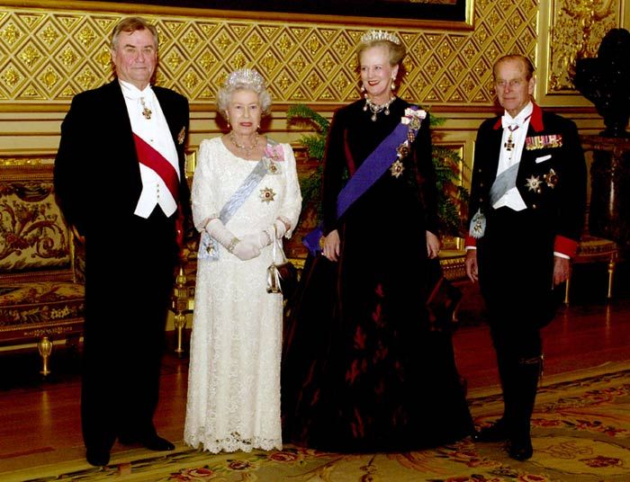 Isabel II y Margarita de Dinamarca con sus esposos