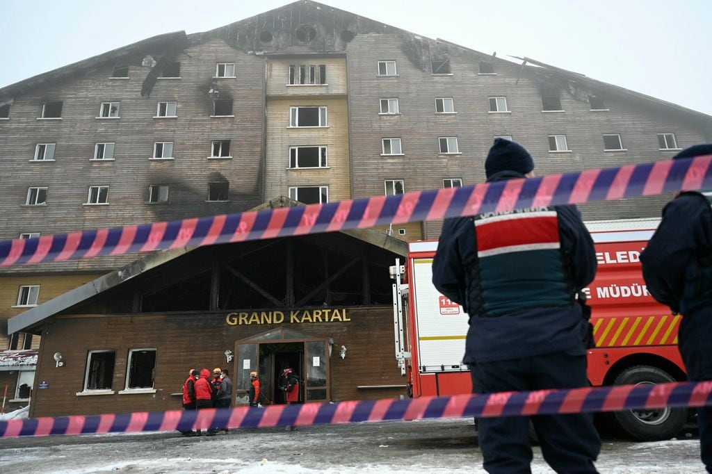 Incendio en hotel de esquí en Turquía deja al menos 76 muertos y decenas de heridos