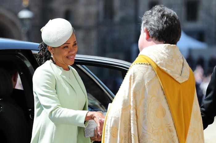 Doria Ragland, la madre de Meghan, llega a la capilla de San Jorge