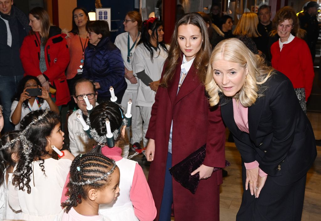 Ingrid de Noruega y Mette-Marit de Noruega visitan un hospital infantil 