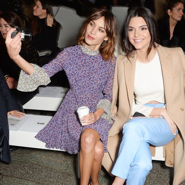 Los 'front row' de los desfiles son un escenario común para los 'selfies' de las modelos e 'it girls'. En este caso, Alexa Chung se fotografía junto a Kendall Jenner.
