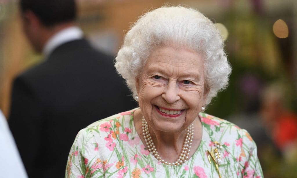 Queen Elizabeth surrounded by great-grandchildren in previously unseen photo