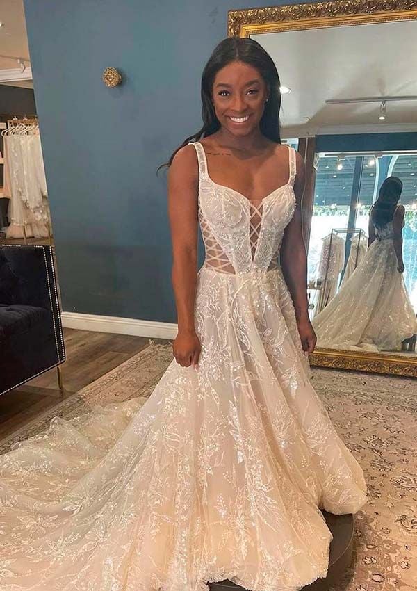 Simone Biles con vestido de novia