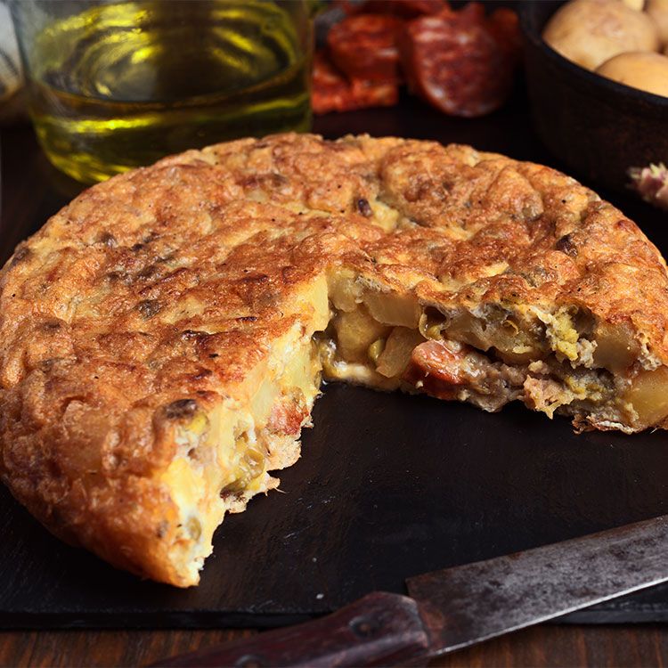 Tortilla de chorizo, ajetes y champiñones