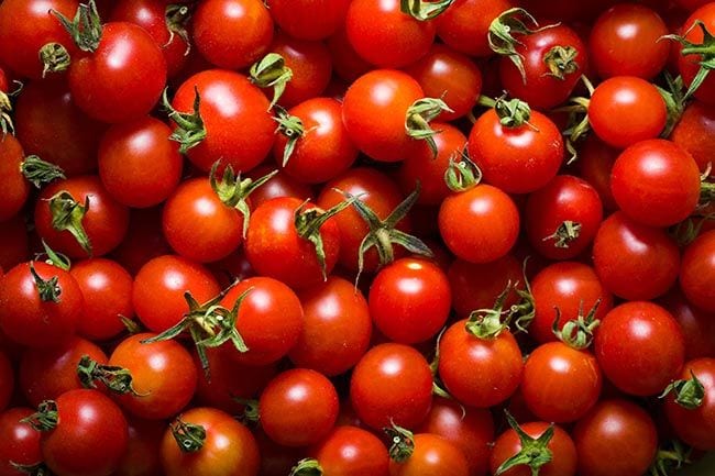 Tomates cherry y pepinos crujientes