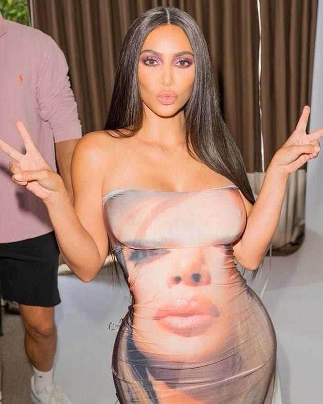 Kim Kardashian con un vestido con su cara