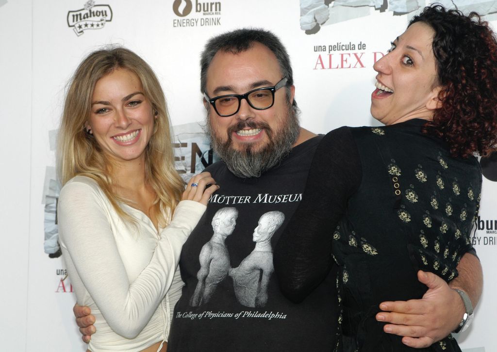 Alex de la Iglesia con las actrices Kira Miró y Mónica Cervera, en la presentación de 'Crímen Ferpecto' C