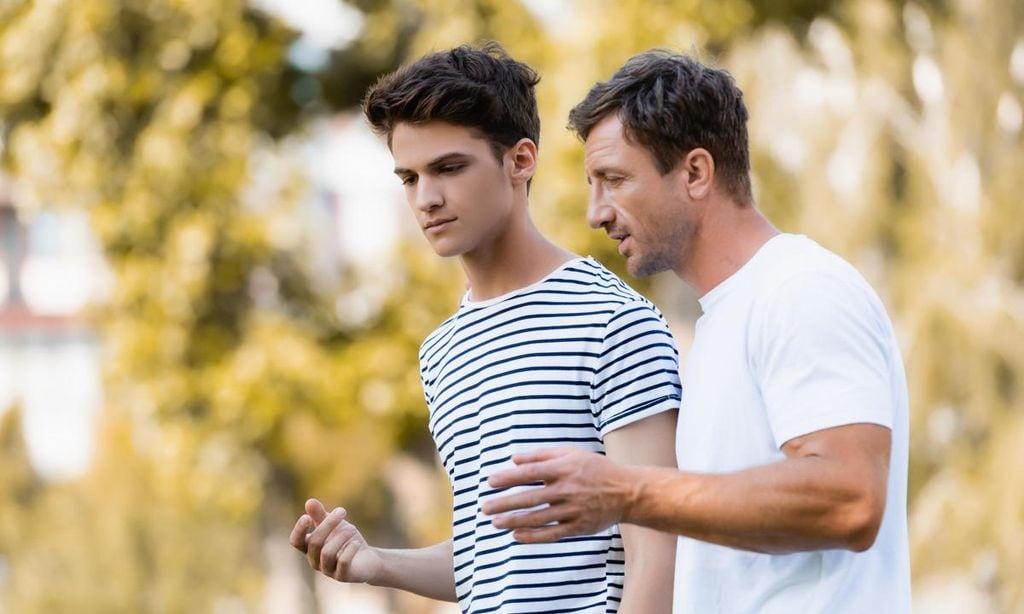padre conversando con su hijo adolescente