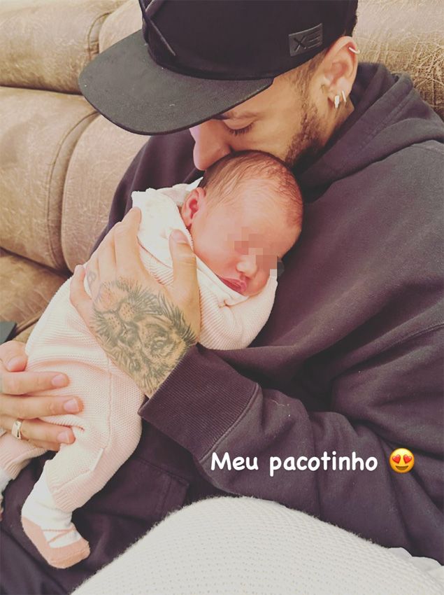 Neymar con sus hijos