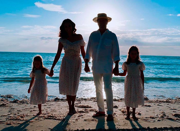 Emma Heming y Bruce Willis con sus hijas